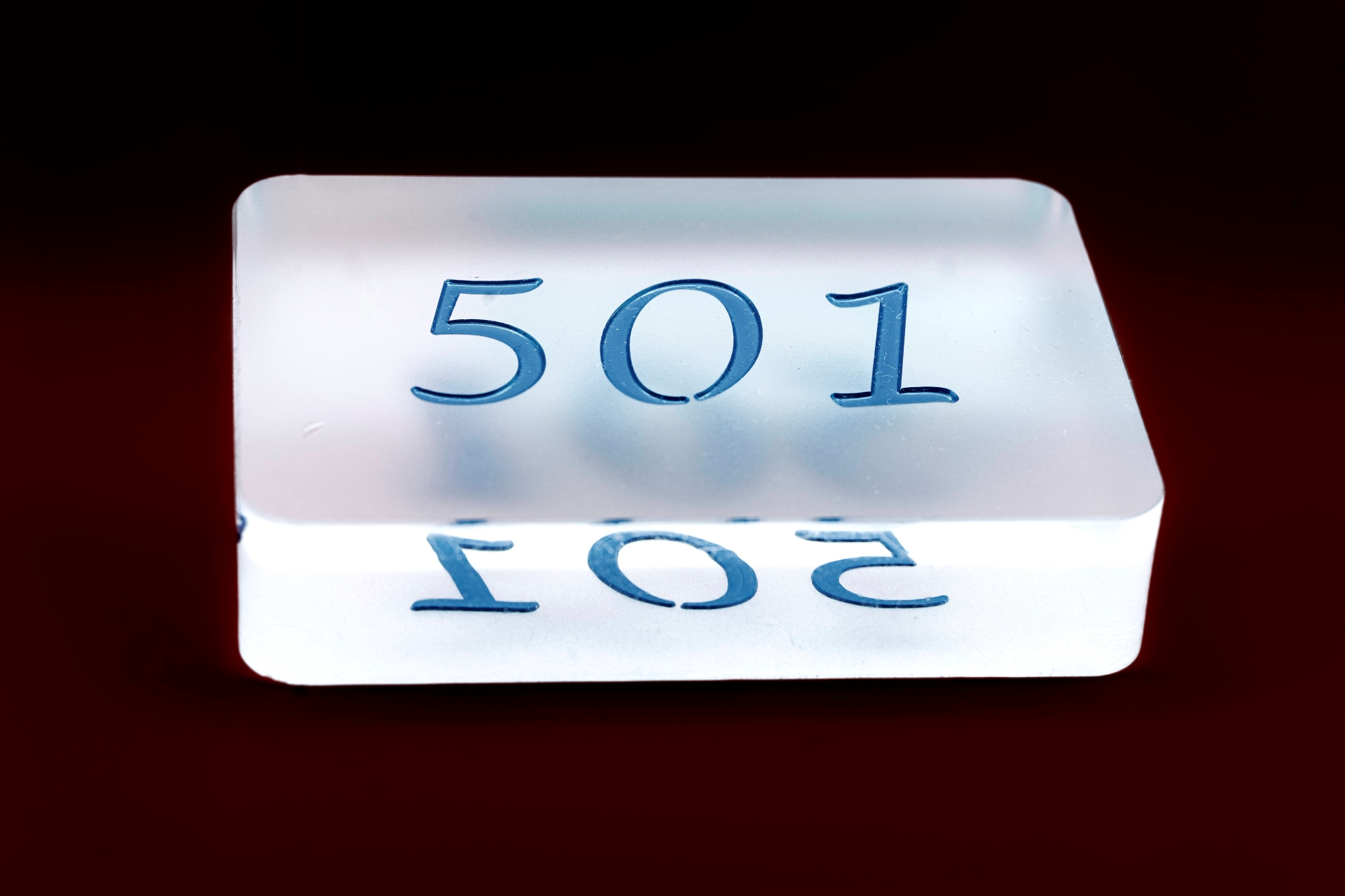 Targhe Incise Personalizzate: Come Scegliere Quella Perfetta per il Tuo Locale